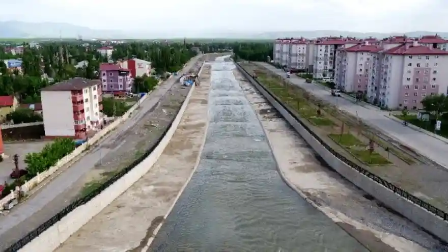 Ağrı il merkezi Taşlıçay Deresi İslah Çalışmaları Devam Ediyor