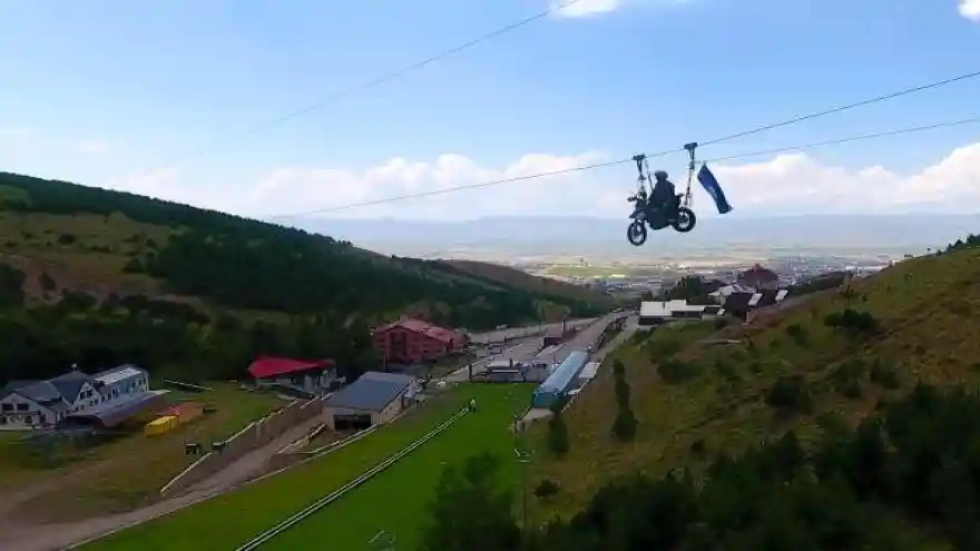 Palandöken'de nefes kesen 'zipmotor' gösterisi