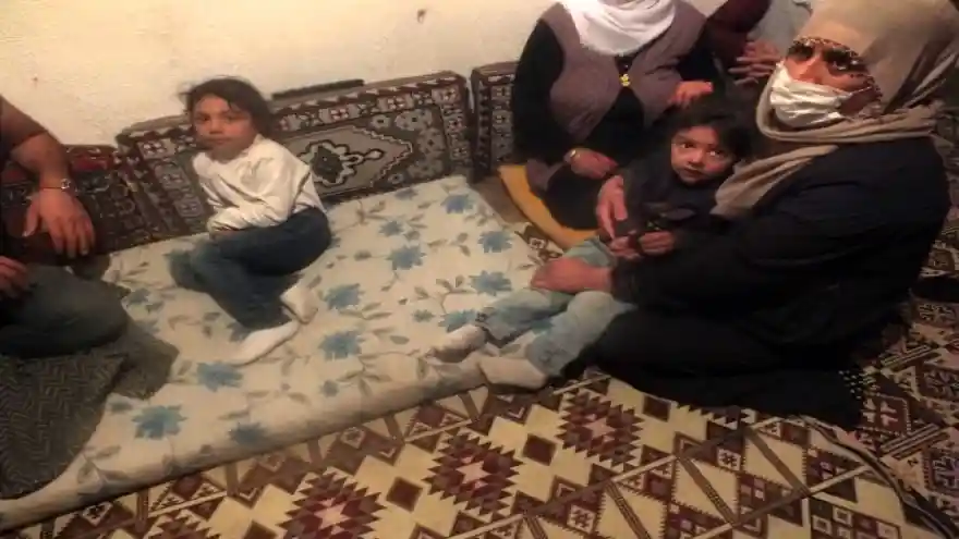 Evlerinin önünde kaybolan minik kardeşler gece yarısı bulundu