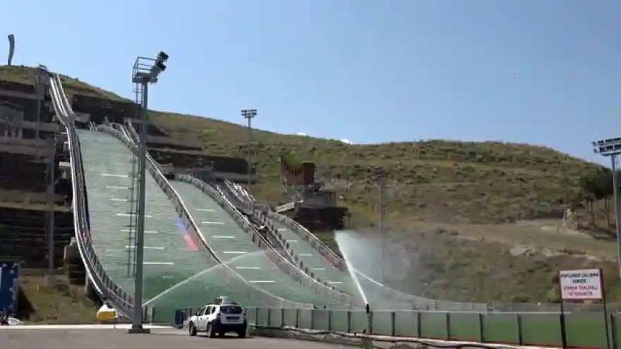  Kayakla atlama sporcularının antrenmanı, gökyüzünü renklendirdi