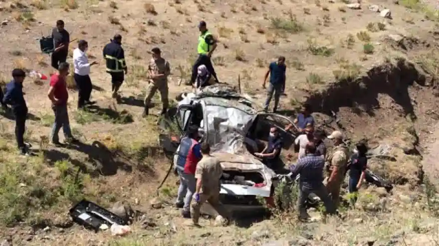 Ağrı'da otomobil, şarampole uçtu: 2'si çocuk 3 ölü, 2 yaralı