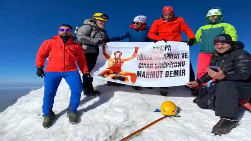 Ağrı Dağı'nın zirvesi sahibini ağırladı