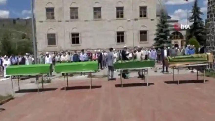 Trafik kazasında hayatını kaybeden 4 kişi Kars'ta toprağa verildi