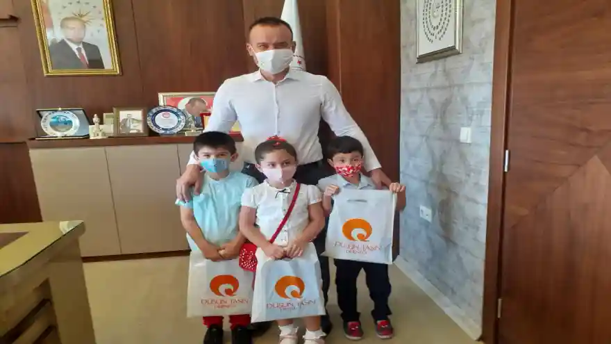 Düşün Taşın Derneği’nden Ağrılı minik öğrencilere anlamlı yardım paketi   