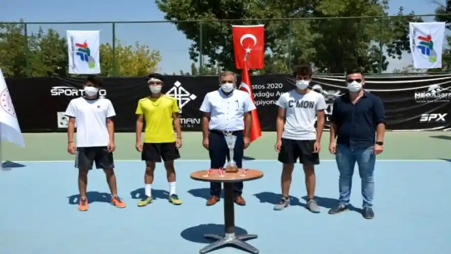 Ağrı'lı tenisçiler Batman'da takım halinde şampiyon oldu