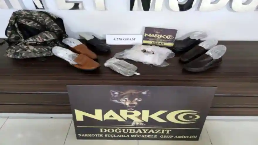 Doğubayazıt'ta ayakkabı tabanına gizlenmiş 8 paket esrar ele geçirildi