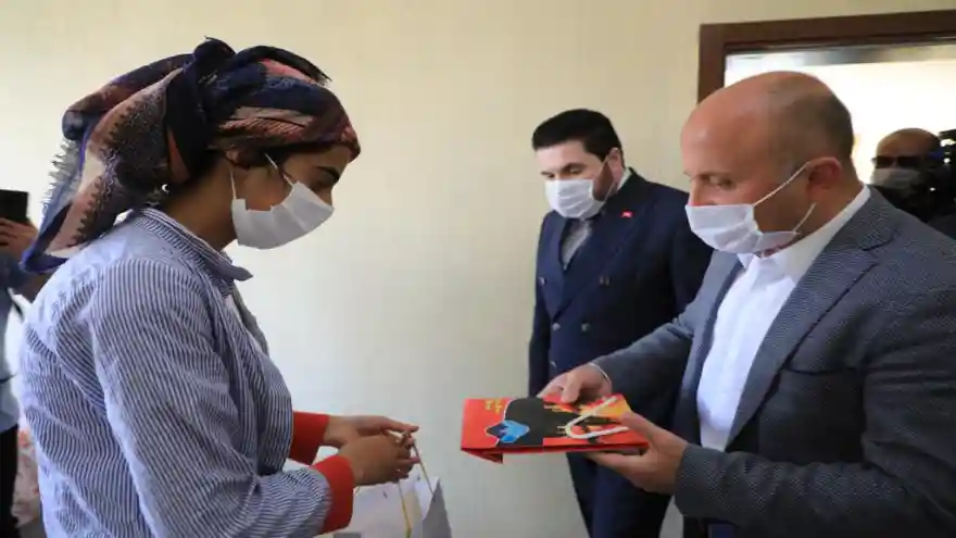 Vatandaşımıza Yeni Evinin Anahtarı Vali Varol Tarafından Teslim Edildi