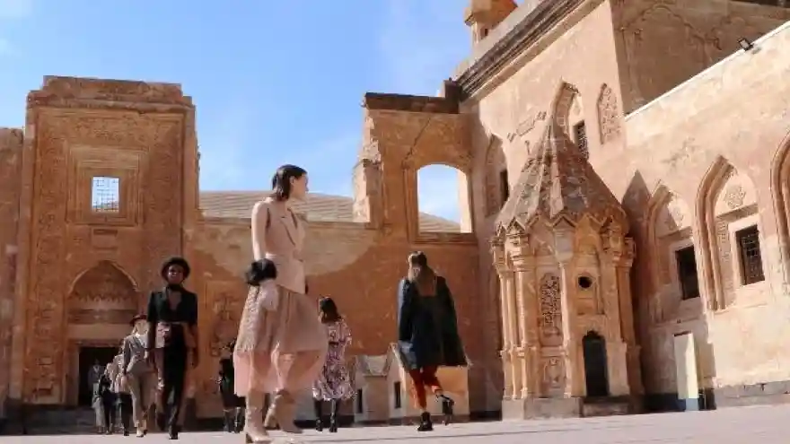 İshak Paşa Sarayı'nda defile