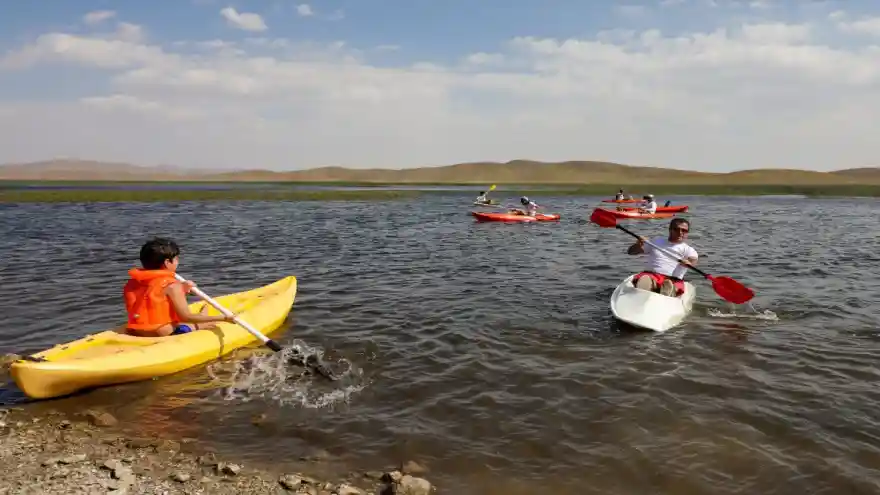 Vanlı doğaseverler çevre farkındalığı için 2600 rakımlı gölde kanoya bindi 