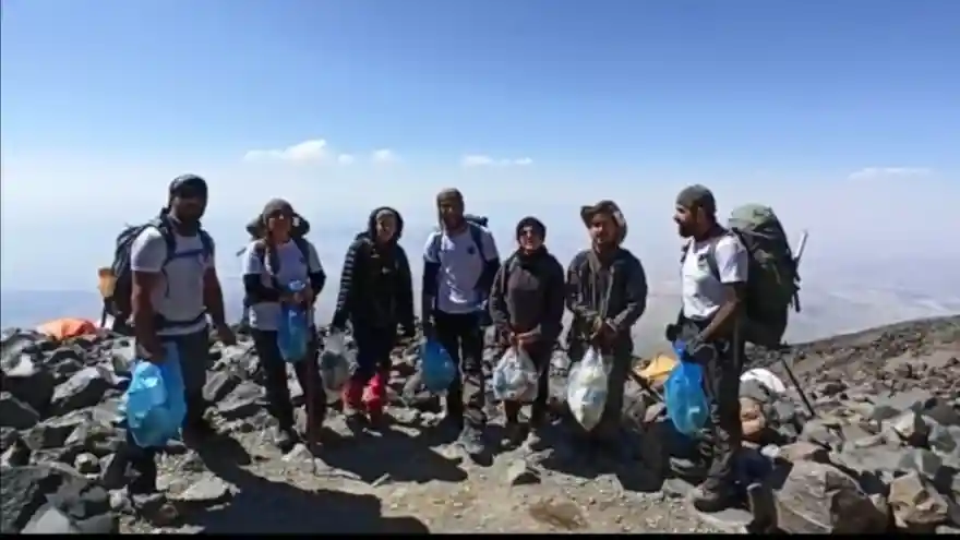 Vanlı dağcıların Ağrı Dağı’nda çöp tepkisi!