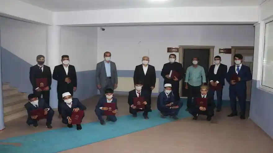 Eğitimini tamamlayan hafızlara belgeleri verildi