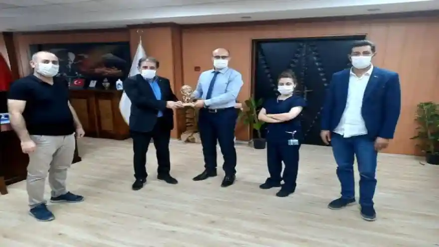 Ağrı İl Sağlık Müdürü Daharlı'ya teşekkür ödülü