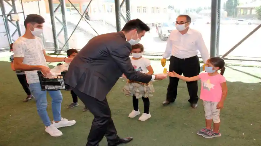 Belediyelerden gelen yardım paketleri Ağrılı öğrencilere dağıtıldı