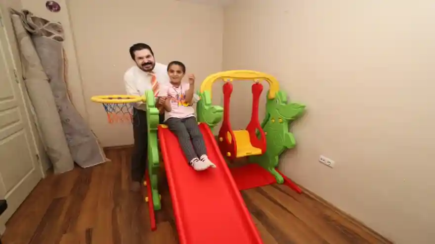 Başkan Sayan, Otizm Hastası Beyzanur'un Evine Park Yaptı