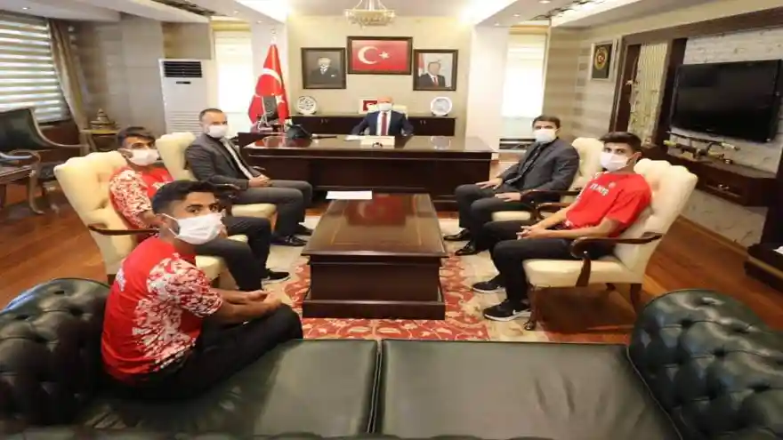 Madalya Kazanan atletler Vali Varol’u Ziyaret Etti 