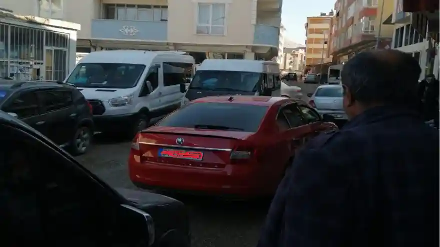 Yetkililer  bu sokağın trafiğine çare bulsun