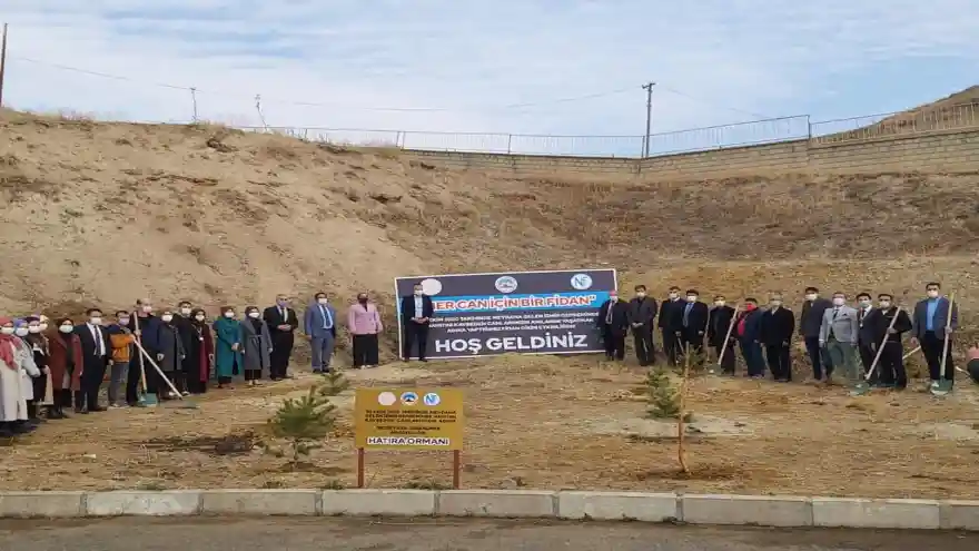MİLLİ EĞİTİM MÜDÜRÜ TEKİN, İZMİR DEPREMİNDE HAYATINI KAYBEDEN VATANDAŞLARIN ANISINA FİDAN DİKTİ