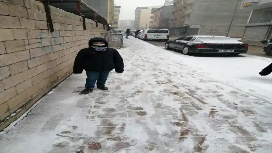 Doğubayazıt'ta mevsimin ilk karı yağdı