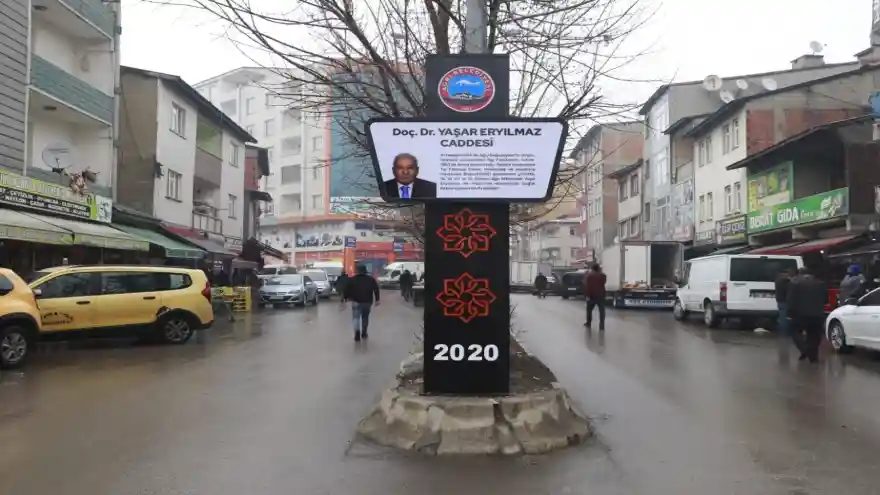 Belediyeden Caddelere Dekoratif Tabela