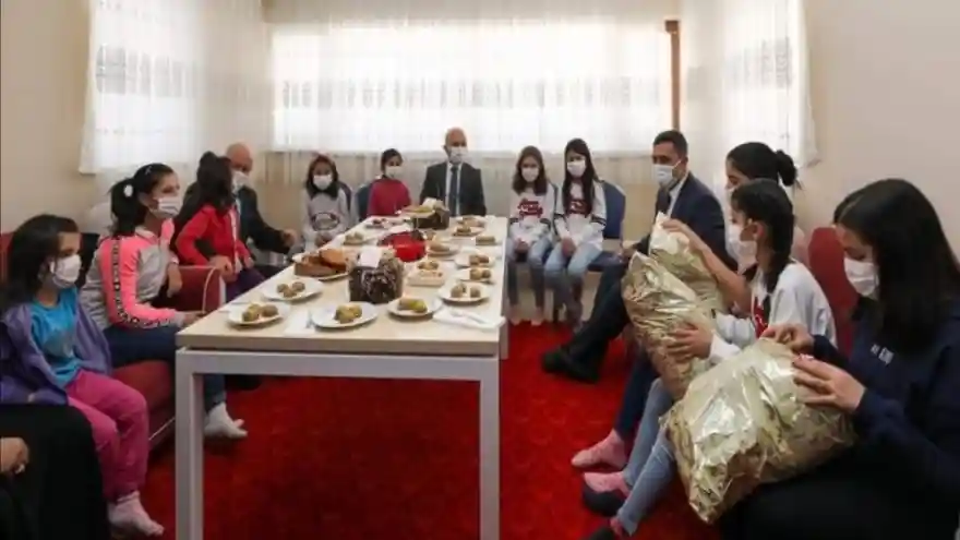 Vali Dr. Osman Varol, Çocuk Evleri Sitesinde kalan çocukları ziyaret etti 