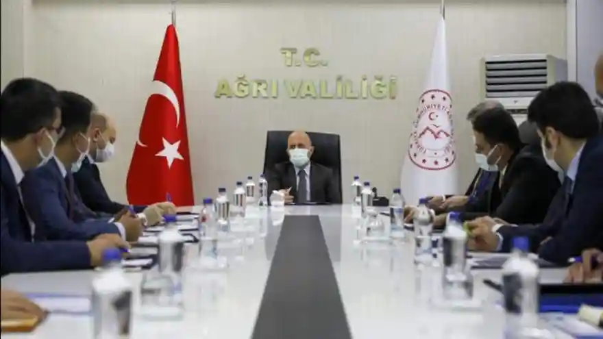 Vali Dr. Osman Varol, İlçe Kaymakamlarıyla bir araya geldi. 