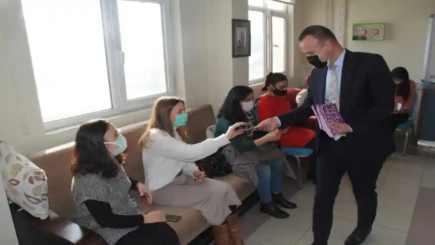 Milli Eğitim Müdürü Tekin, öğretmenlere El Kitabı dağıttı