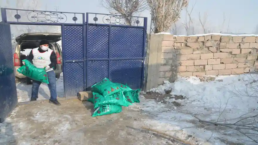 IHO-EBRAR'dan ihtiyaç sahibi ailelere kömür yardımı çalışması