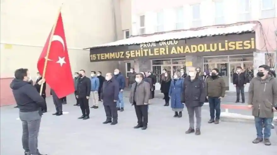 Ağrı'da Tüm Okullarda Bayrak Töreni Yapıldı ve İstiklal Marşı Okundu