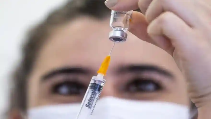 Kovid-19 aşısı yaptıran sağlık çalışanı sayısı 700 bini geçi