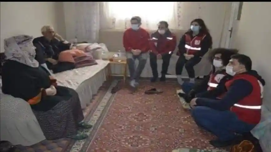 Kızılay'ın Genç Gönüllülerinden Yaşlılara Ziyaret