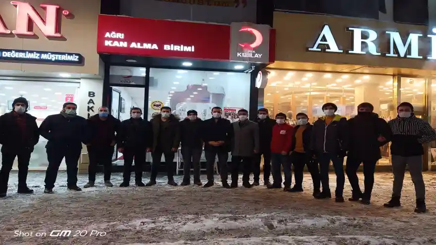Birlik Vakfı Ağrı Şubesi ve Genç Birlik Ağrı Şubesi üyeleri Kızılay'a kan bağışı yaptılar.