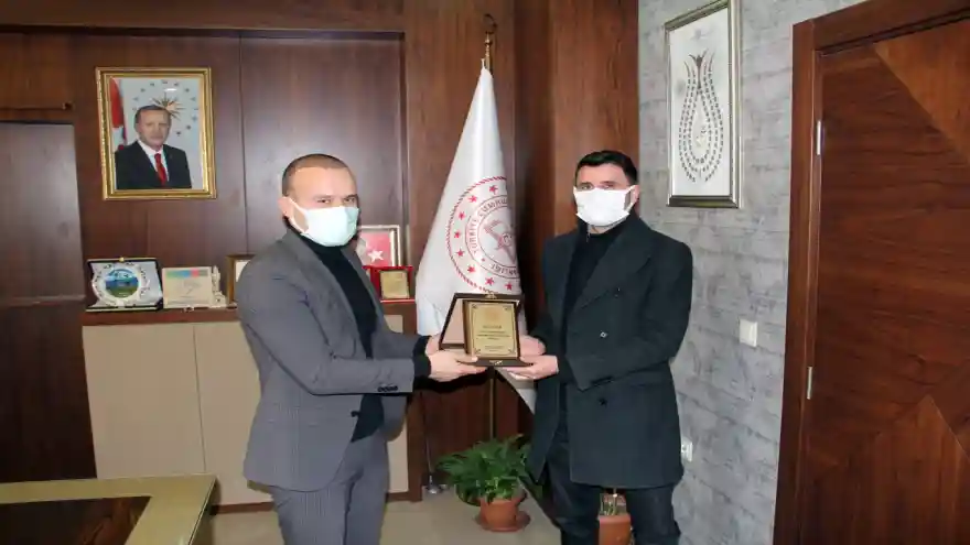 Eğitime desteklerinden dolayı Canşi’ya plaket