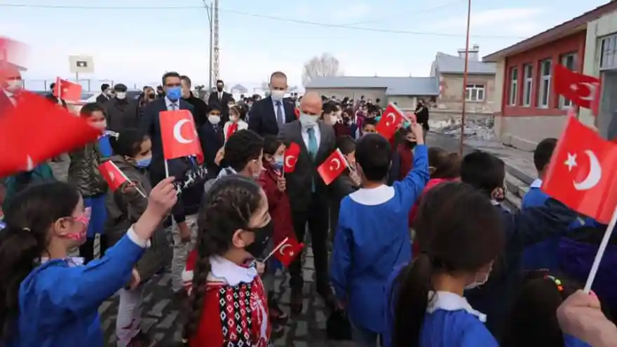 Vali Varol  İlk Ders Zilini Çaldı