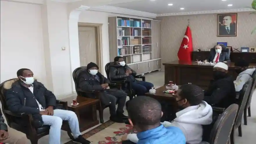 Nijeryalı öğrenciler İl Müftüsü Tandoğan Topçu’yu ziyaret etti 