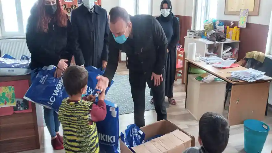 Ağrı Milli Eğitim Müdürü Tekin, ihtiyaç sahibi öğrencilere giyim yardımı dağıttı