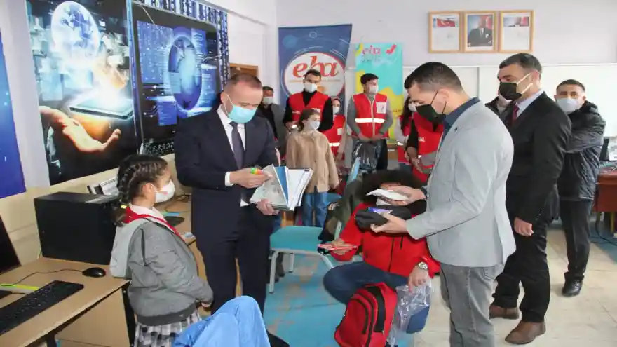 Ağrı Kızılay Şubesi öğrencilere kırtasiye yardımı Yaptı