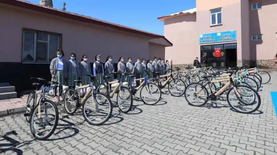 Bakan Kasapoğlu bisiklet sözünü yerine getirdi