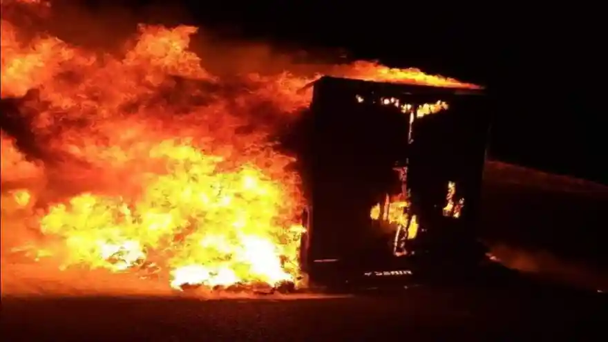 Doğubayazıt'ta İplik Yüklü TIR yandı 