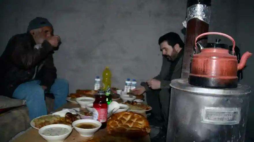 Başkan Sayan iftar sofrasını Aziz amca ile paylaştı.