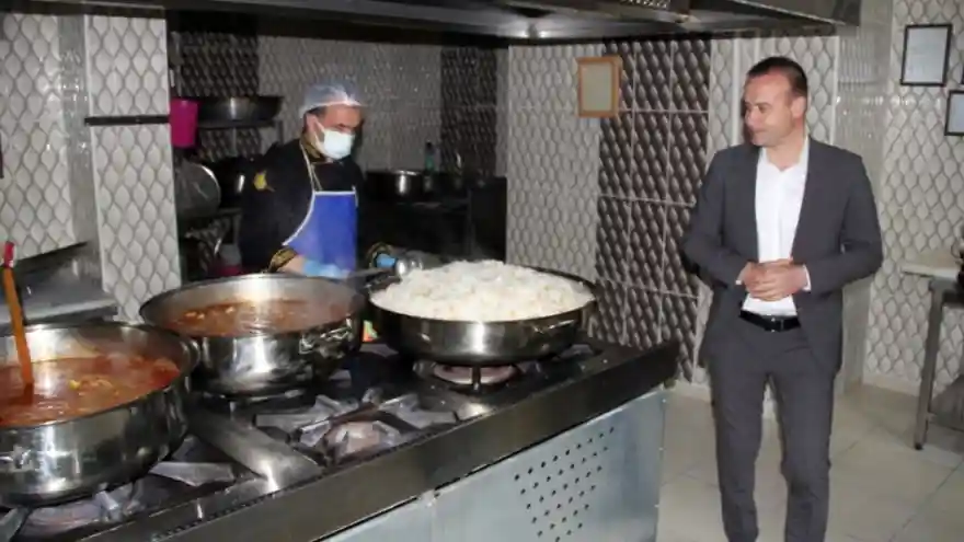 İl Milli Eğitim Müdürlüğü, her gün 700 kişiye Yemek ulaştırıyor.