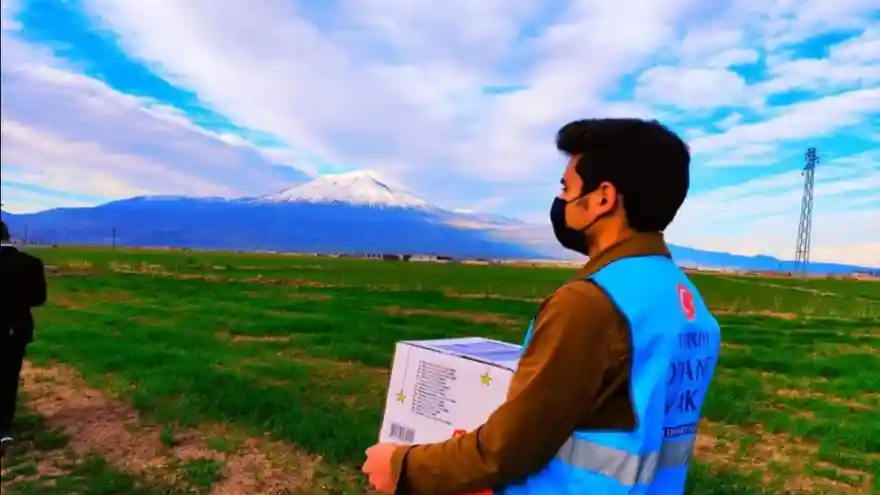 TDV, ihtiyaç sahibi ailelere gıda kolisi ve alışveriş kartı dağıtımı yaptı