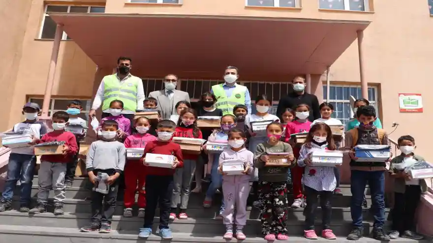 Başkan Sayan 250 Çocuğa Bayramlık Elbise Ve Ayakkabı Hediye Etti