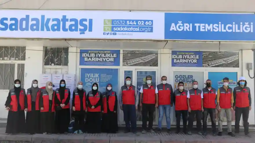 Sadakataşı Derneği Ağrı’da 320 Aileye Bayramlık Dağıttı