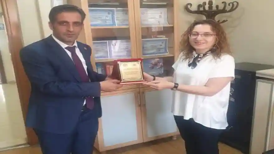 Ölümsüz Kahramanlar Derneğinden Şafak Konyar Akkuş'a Plaket