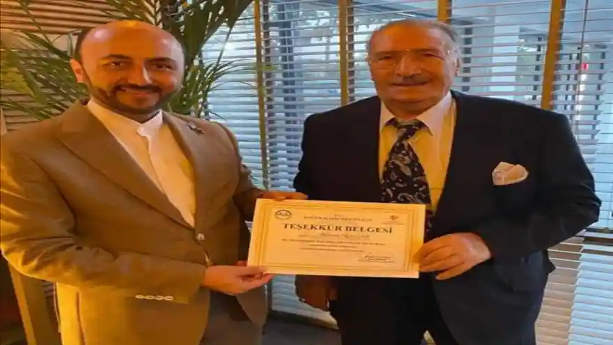 İlçe Müftüsü Adem Özdemir'den İş İnsanı Mehmet Eraslan'a Plaket