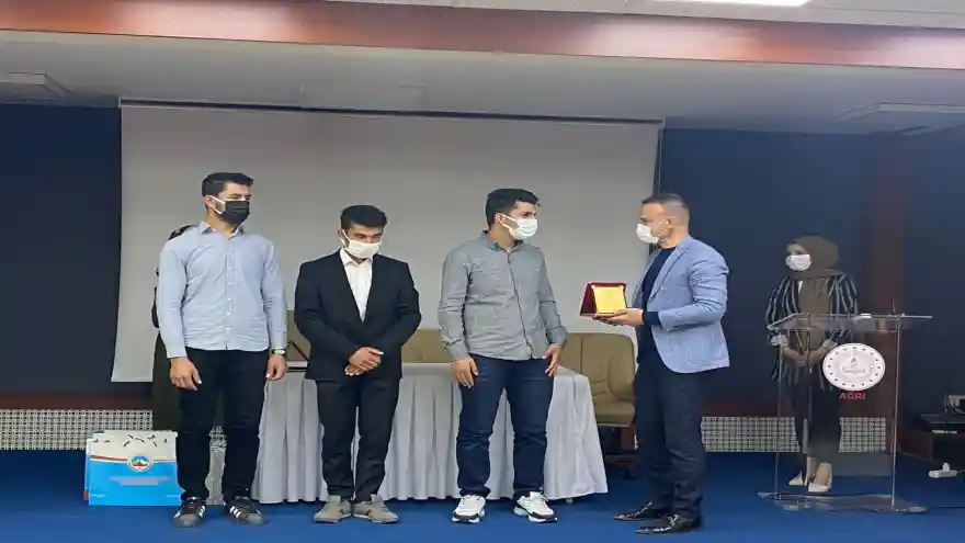 Ağrı Milli Eğitim Müdürü Tekin, dereceye giren öğrencilere ödüllerini verdi