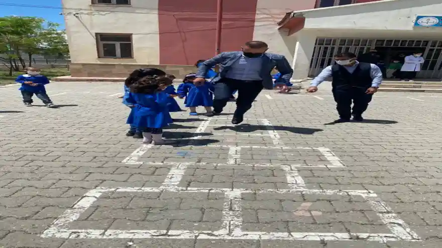 Ağrı Milli Eğitim Müdürü Tekin, kız öğrencilerle çizgi oyununu oynadı