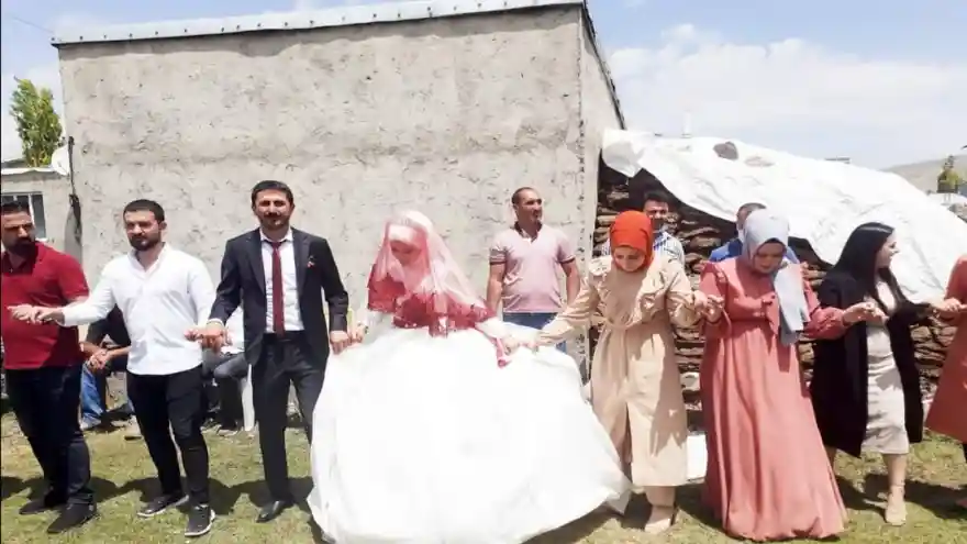 Kaymakam Balcı'dan Gazeteci Genç Çifte Tatil Hediyesi