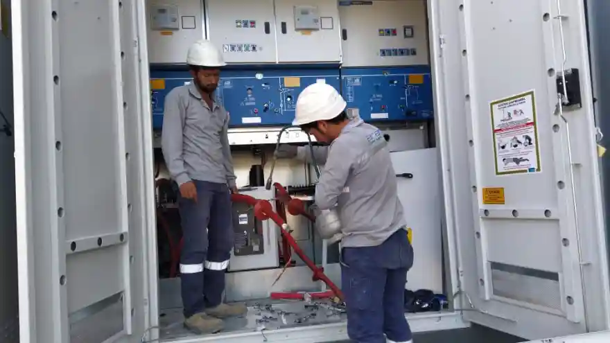 HIRSIZLAR ÇALIYOR, ARAS-EDAŞ ONARIYOR