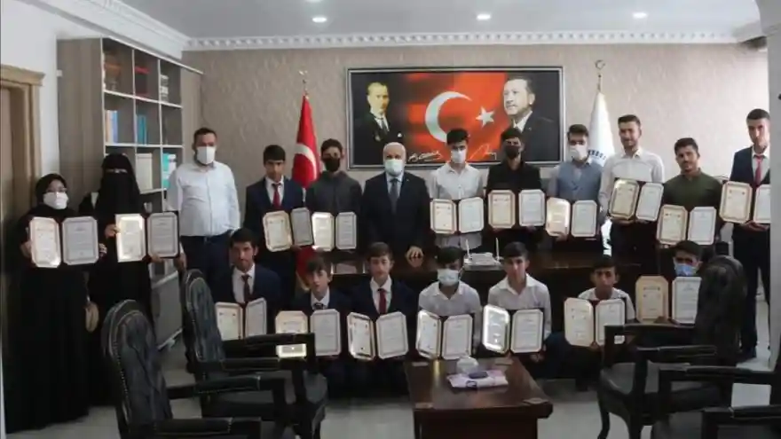 HAFIZLAR BELGELERİNE KAVUŞTU